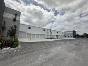 2500 NW 19th St, Pompano Beach, FL à louer Photo de l’immeuble– Image 2 sur 5