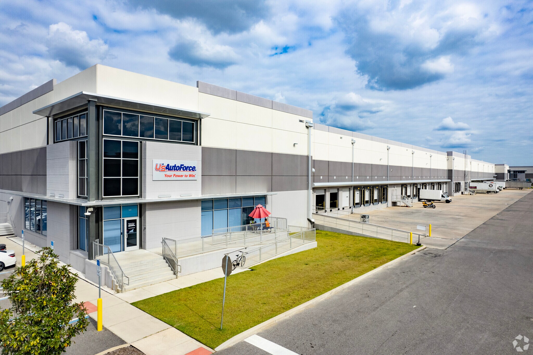 9210 E Columbus Dr, Tampa, FL à louer Photo principale– Image 1 sur 21