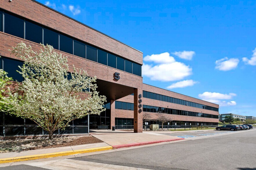 8000 E Maplewood Ave, Greenwood Village, CO à louer - Photo principale – Image 1 sur 11