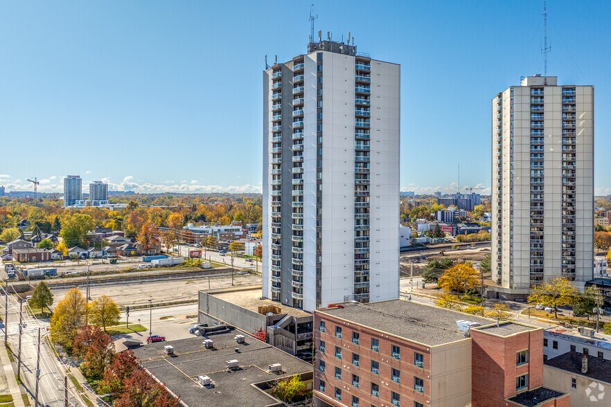 340 Colborne St, London, ON à louer - Photo de l’immeuble – Image 2 sur 20