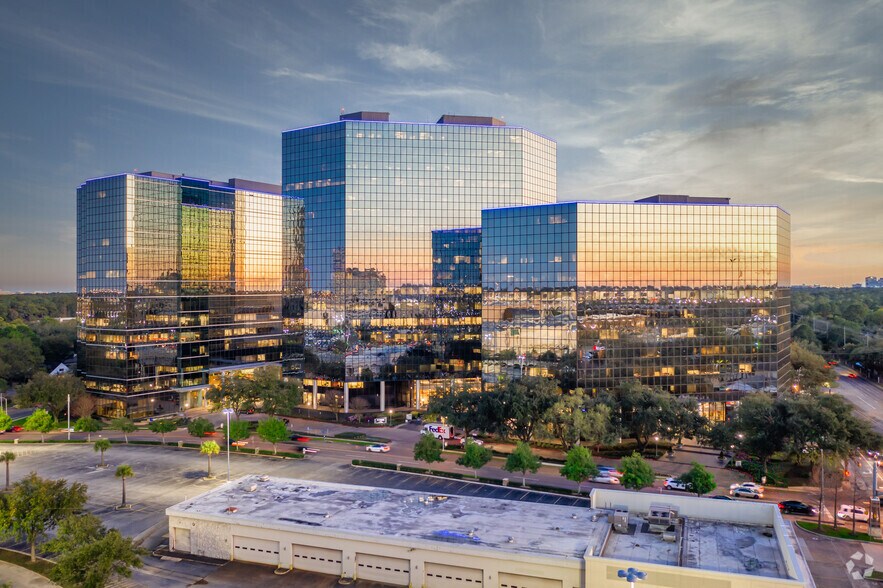 820 Gessner Rd, Houston, TX à louer - Photo de l’immeuble – Image 1 sur 26