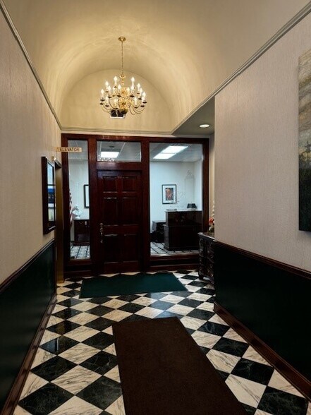 208 Capitol St, Charleston, WV à louer - Photo de l’immeuble – Image 1 sur 7