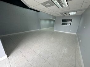 7212-7282 NW 33rd St, Miami, FL à louer Photo intérieure– Image 2 sur 6