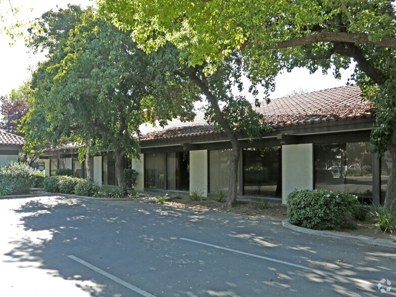 5070 N 6th St, Fresno, CA à vendre - Photo de l’immeuble – Image 3 sur 4