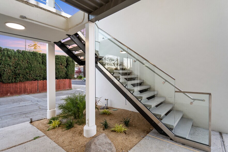 2575 Flores St, San Mateo, CA à louer - Photo de l’immeuble – Image 3 sur 14