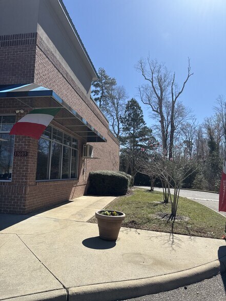 13609 Carrollton Blvd, Carrollton, VA à vendre - Photo de l’immeuble – Image 2 sur 19