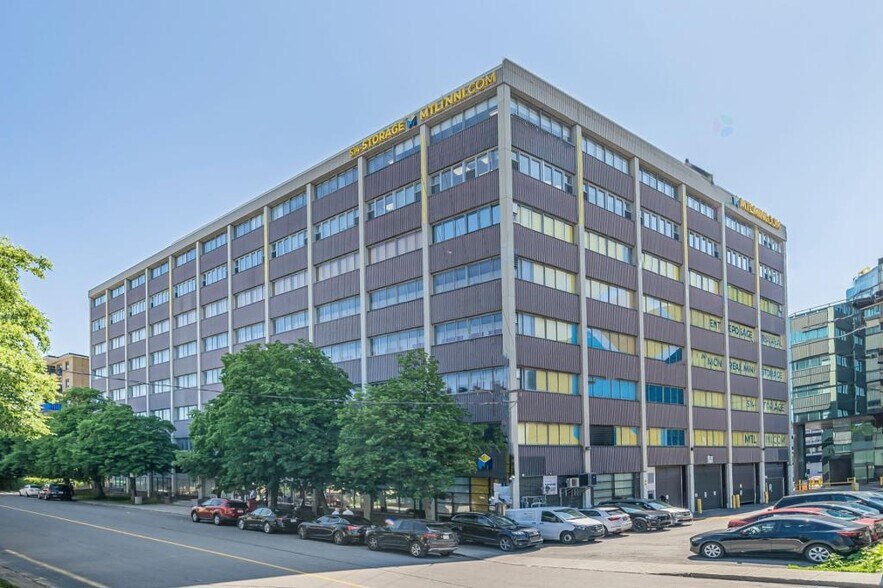 5250-5260 Rue Ferrier, Montréal, QC à louer - Photo de l’immeuble – Image 1 sur 4