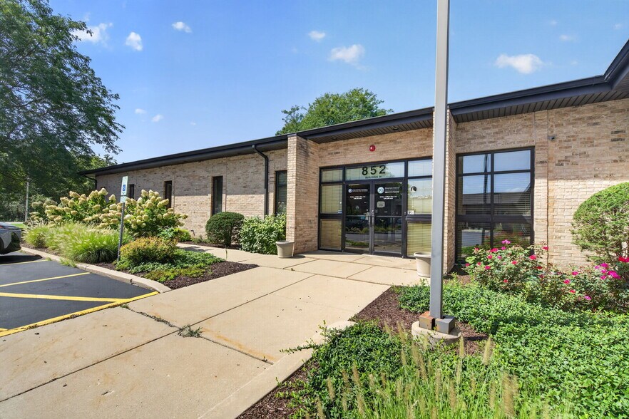 852 W Bartlett Rd, Bartlett, IL à vendre - Photo de l’immeuble – Image 3 sur 11