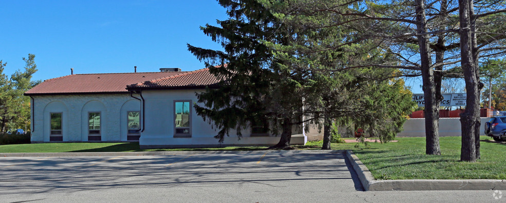 250 Martindale Rd, St Catharines, ON à louer - Photo de l’immeuble – Image 3 sur 4