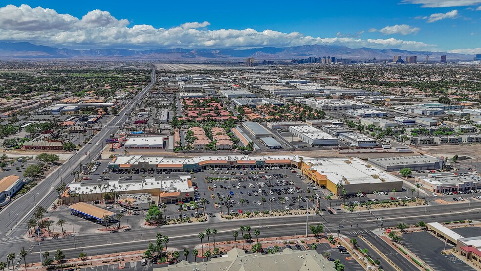 2801-2851 N Green Valley Pky, Henderson, NV à louer - Photo de l’immeuble – Image 3 sur 8
