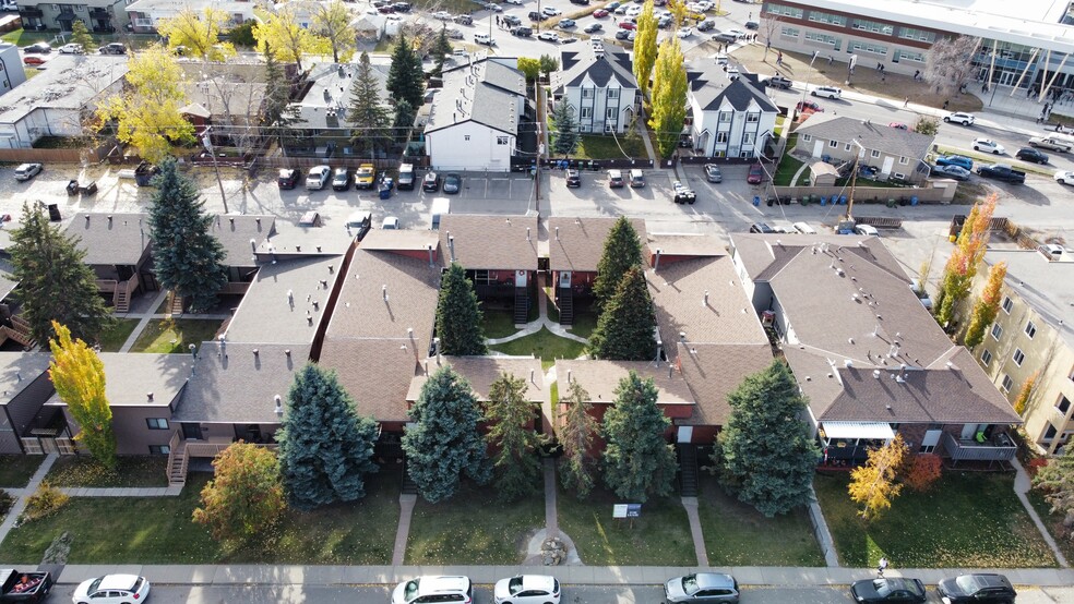 4607 73 St NW, Calgary, AB à vendre - Photo de l’immeuble – Image 2 sur 34