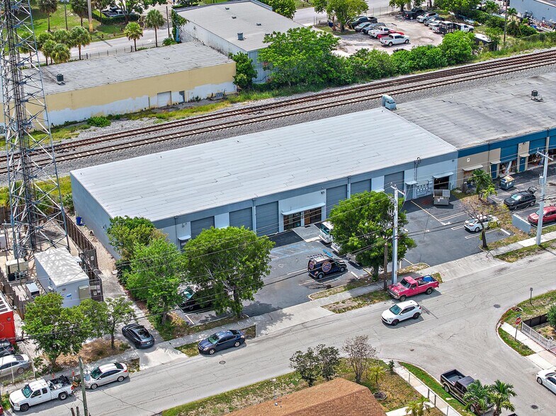 7033 N Norton Ave, West Palm Beach, FL à vendre - Photo de l’immeuble – Image 1 sur 16