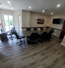 410-420 N Service Rd E, Oakville, ON à louer Photo de l’immeuble– Image 1 sur 10