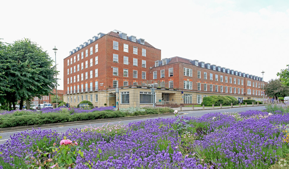 Parkway, Welwyn Garden City à louer - Photo de l’immeuble – Image 2 sur 5
