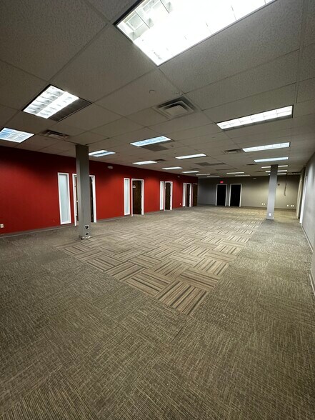 110 Marcus Blvd, Hauppauge, NY à louer - Photo intérieure – Image 3 sur 13