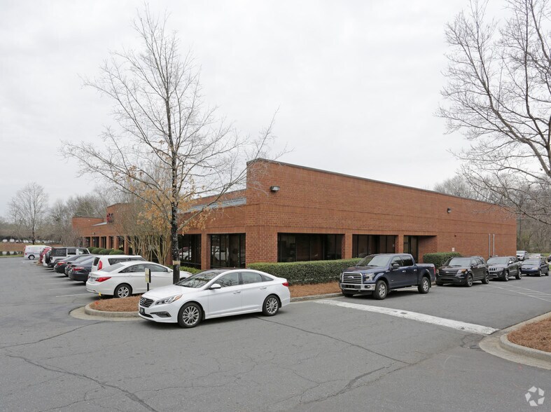 9432 Southern Pine Blvd, Charlotte, NC à louer - Photo principale – Image 1 sur 3