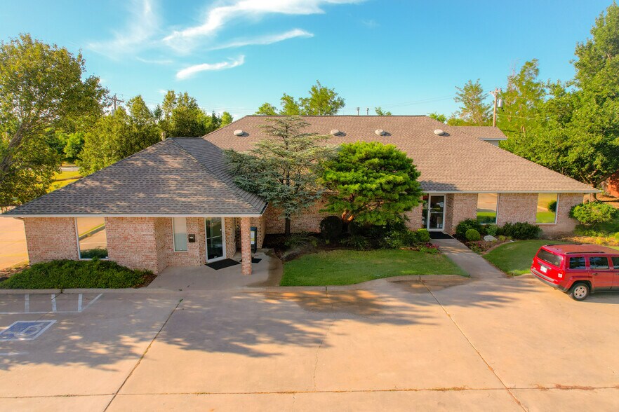 817 Irish Ln, Edmond, OK à vendre - Photo de l’immeuble – Image 1 sur 8