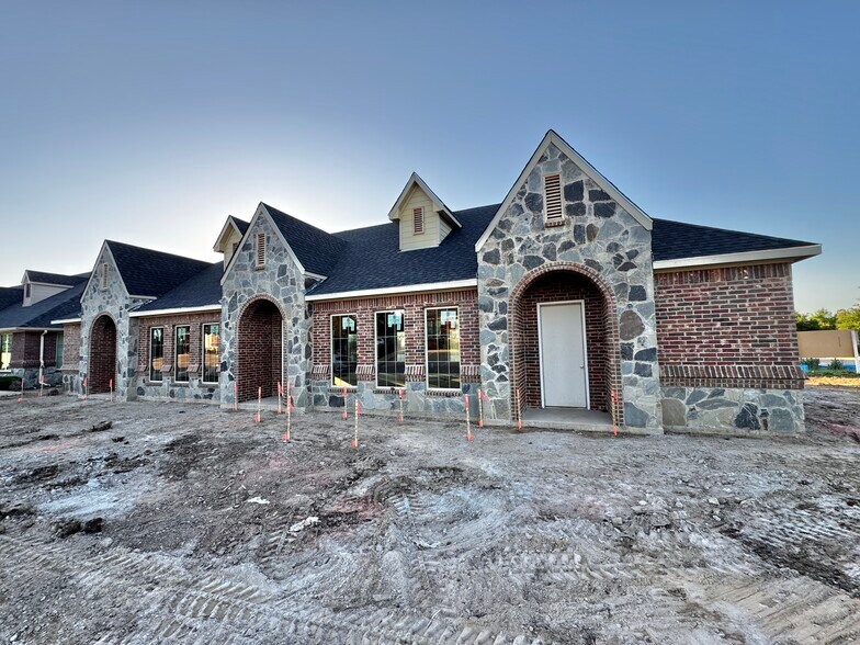305 Regency Pky, Mansfield, TX à louer - Photo de l’immeuble – Image 1 sur 16