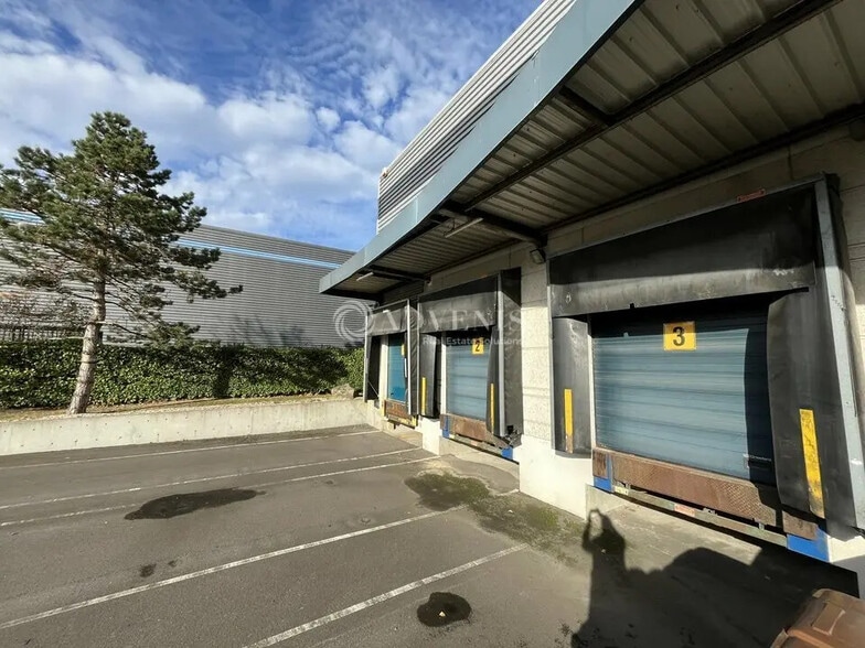 Local d’activités dans Lisses à louer - Photo de l’immeuble – Image 3 sur 12