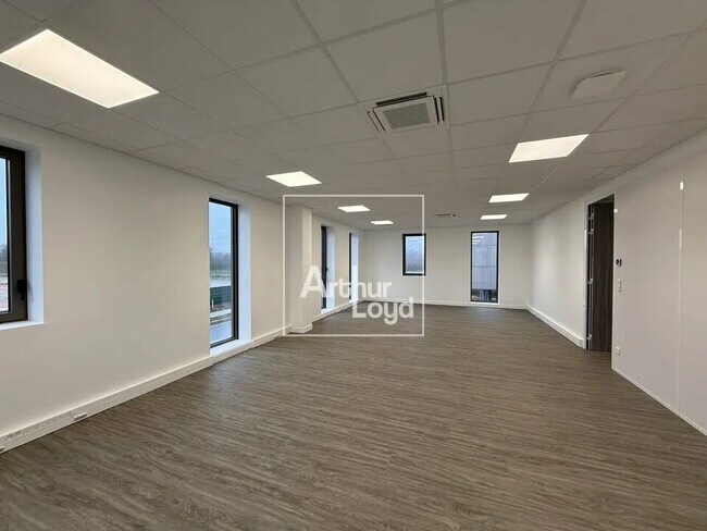 Plus de détails pour 1 Rue Henry Delbast, Croissy-Beaubourg - Bureau à louer