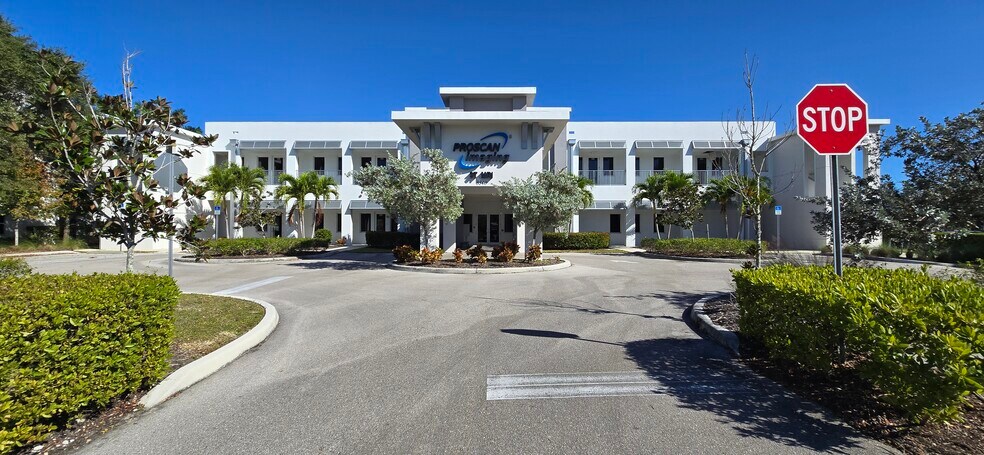 8340 Sierra Meadows Blvd, Naples, FL à louer - Photo de l’immeuble – Image 1 sur 20