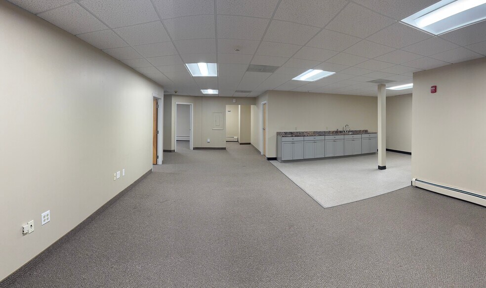 182 N Main St, Fall River, MA à louer - Photo de l’immeuble – Image 3 sur 13