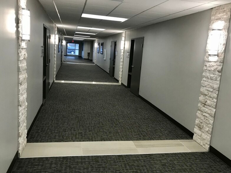 39500 W Ten Mile Rd, Novi, MI à louer - Photo intérieure – Image 3 sur 7