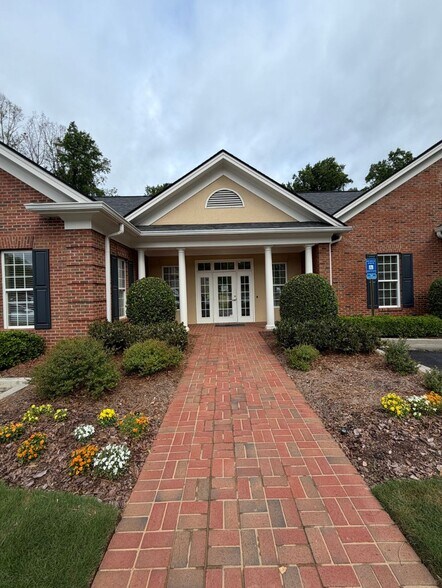 726 S Enota Dr NE, Gainesville, GA à louer - Photo de l’immeuble – Image 2 sur 4