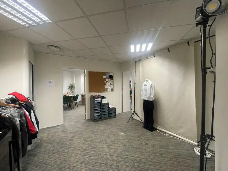 Bureau dans Vénissieux à louer - Photo de l’immeuble – Image 2 sur 5