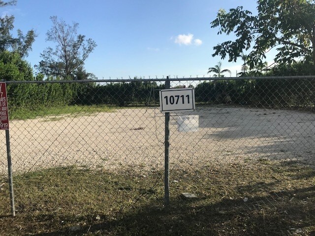 10711 NW 18th St, Miami, FL à louer - Photo de l’immeuble – Image 2 sur 3