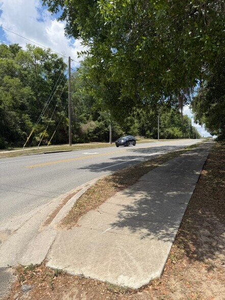 451 Rolling Acres Rd, Lady Lake, FL à vendre - Photo de l’immeuble – Image 3 sur 13