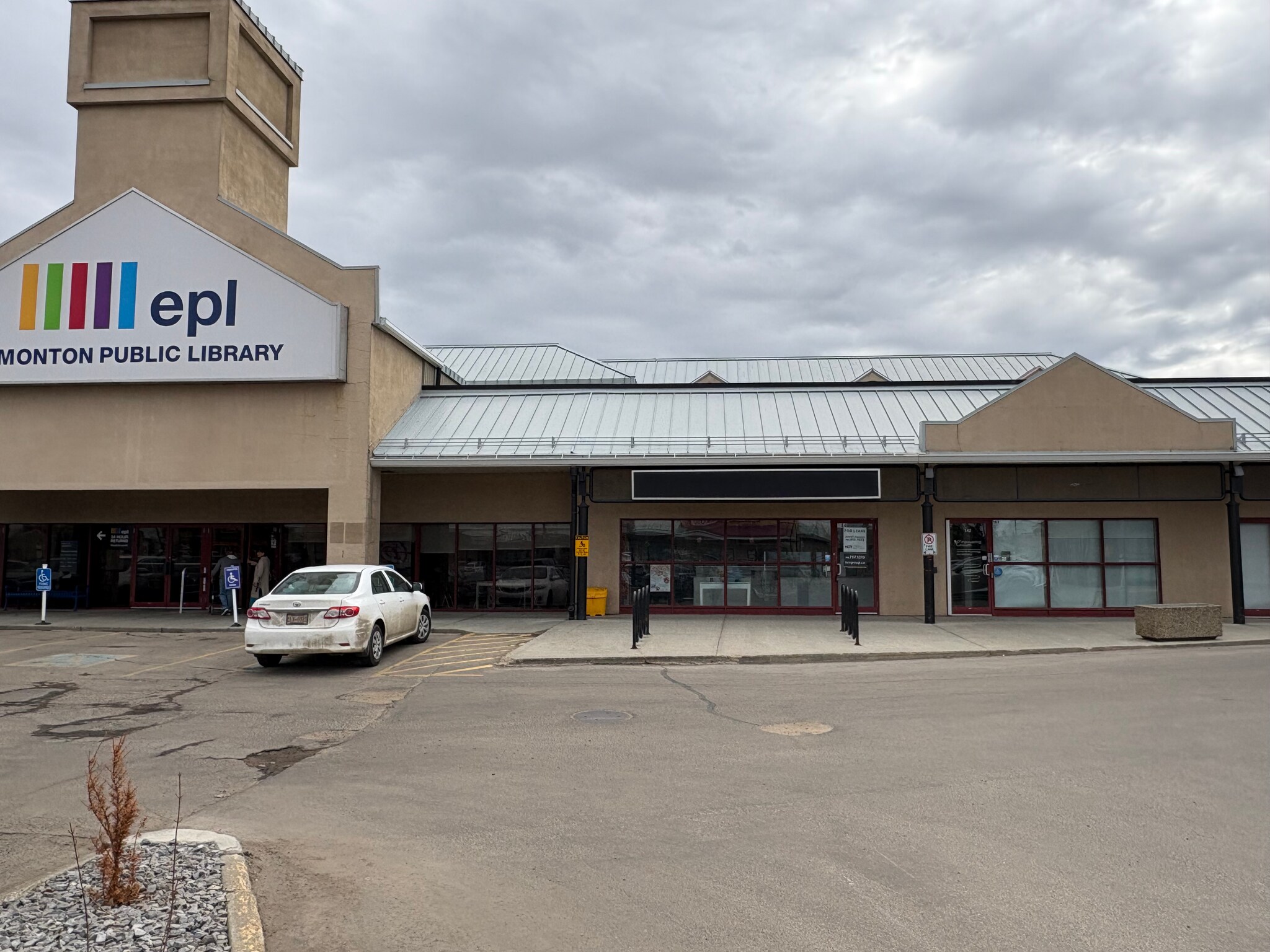 4211 106th St NW, Edmonton, AB à louer Photo de l’immeuble– Image 1 sur 7