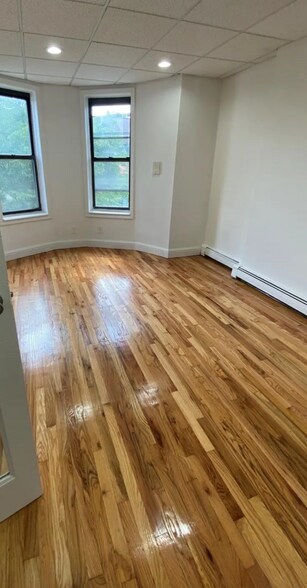 4028 82nd St, Elmhurst, NY à louer - Photo intérieure – Image 3 sur 14