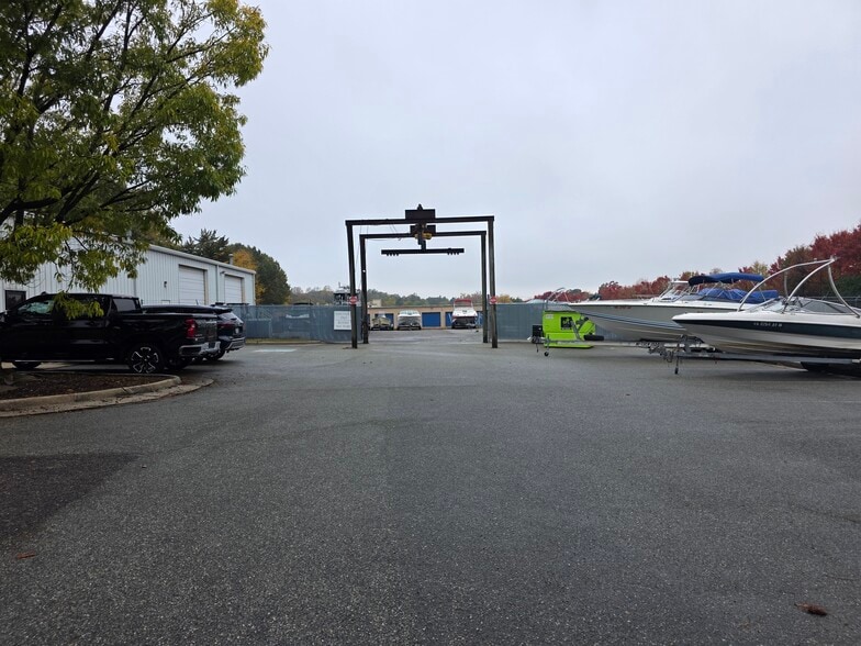 12700 Old Stage Rd, Chester, VA à louer - Photo de l’immeuble – Image 2 sur 11