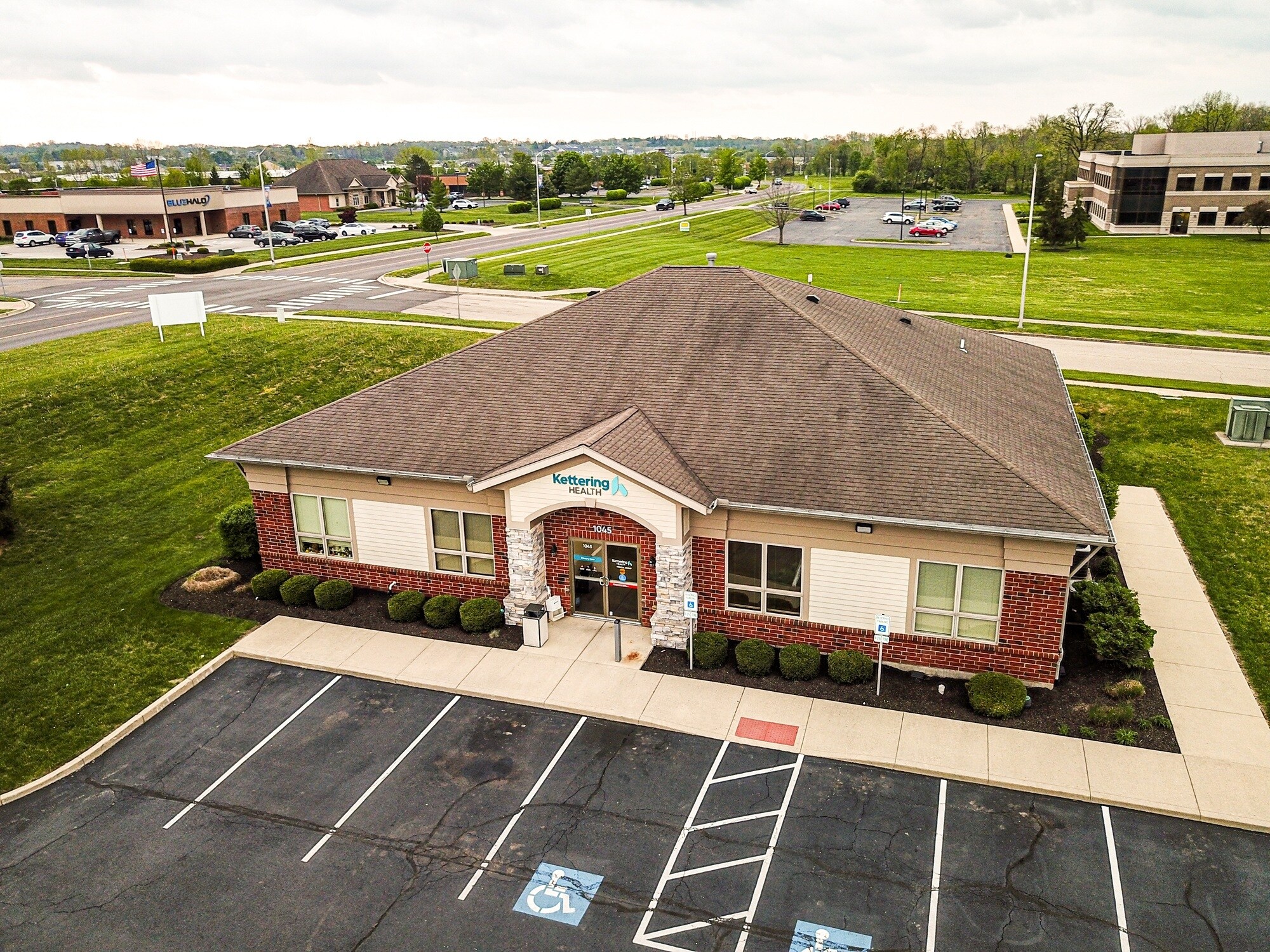 1045 Channingway Dr, Fairborn, OH à vendre Photo de l’immeuble– Image 1 sur 7