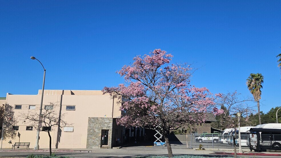 303 N Allen Ave, Pasadena, CA à vendre - Photo de l’immeuble – Image 3 sur 4