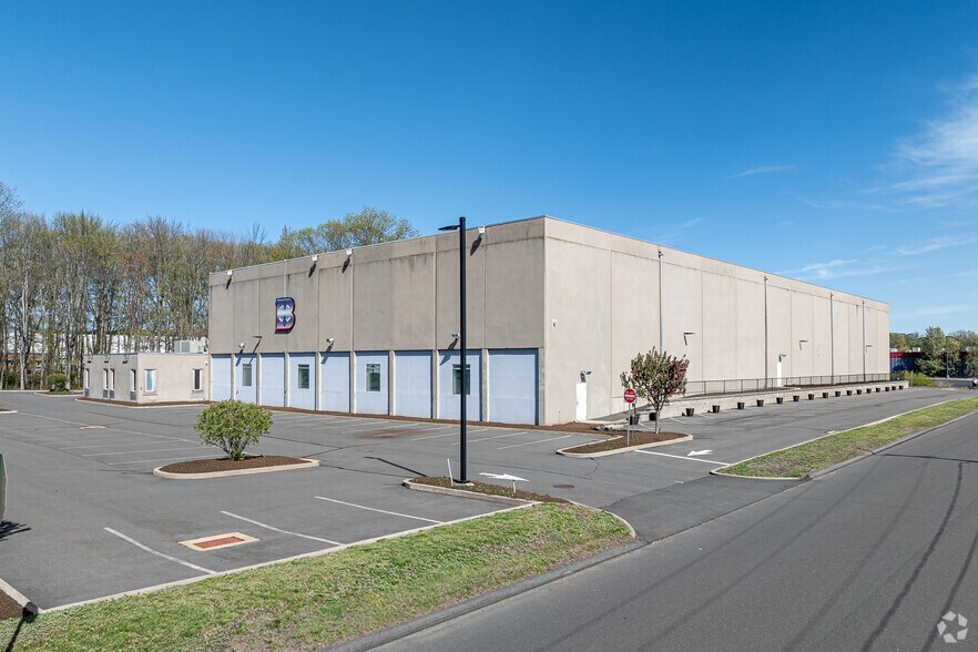 240 Spring St, Southington, CT à vendre - Photo principale – Image 2 sur 8