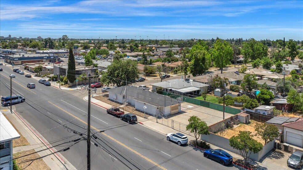 2611 N Fresno St, Fresno, CA à vendre - Photo de l’immeuble – Image 3 sur 25