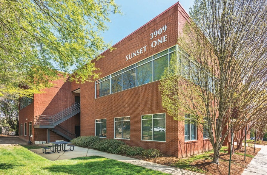 3909 Sunset Ridge Rd, Raleigh, NC à louer - Photo de l’immeuble – Image 1 sur 16