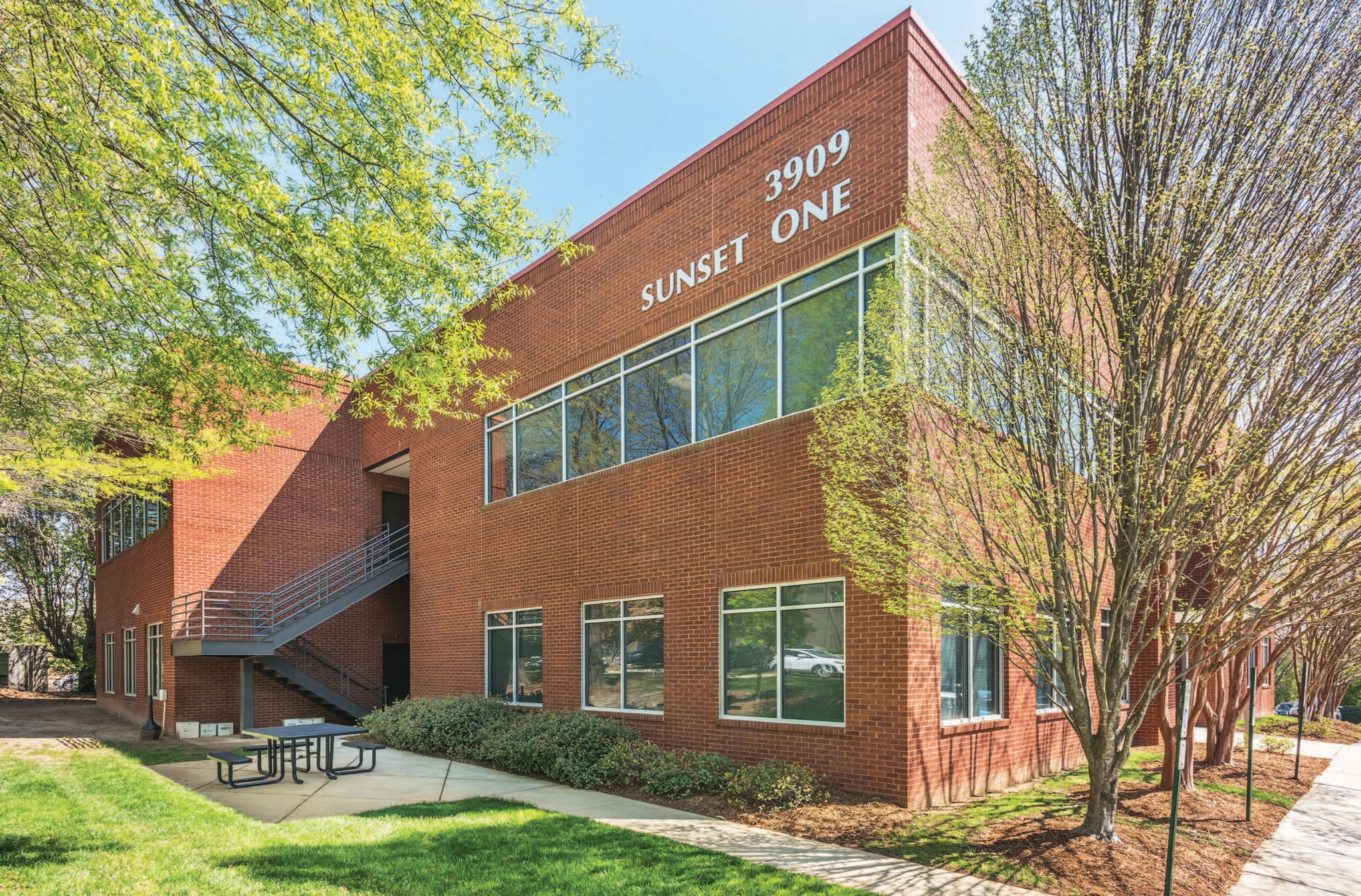 3909 Sunset Ridge Rd, Raleigh, NC à louer Photo de l’immeuble– Image 1 sur 17