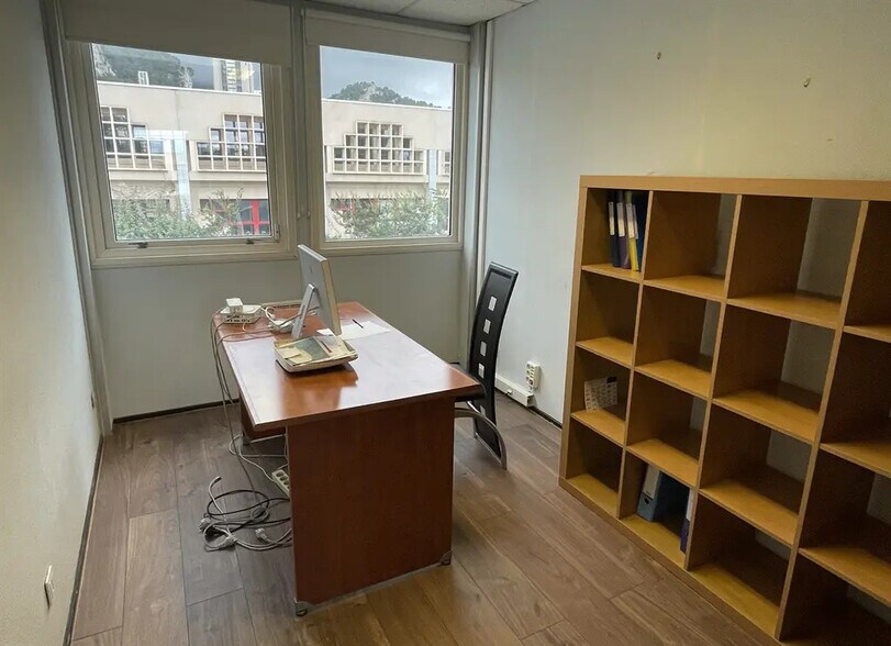 Local d’activités dans  à louer - Photo de l’immeuble – Image 3 sur 3