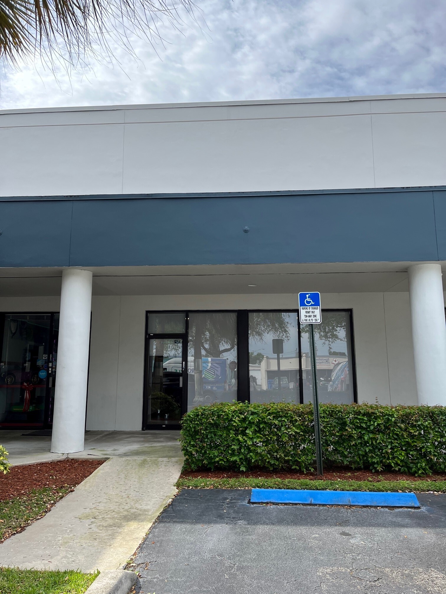 4700 N Dixie Hwy, Oakland Park, FL à louer Photo de l’immeuble– Image 1 sur 13