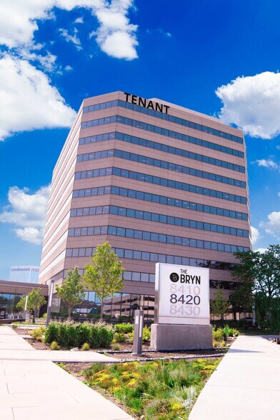 8410 W Bryn Mawr Ave, Chicago, IL à louer - Photo de l’immeuble – Image 3 sur 5