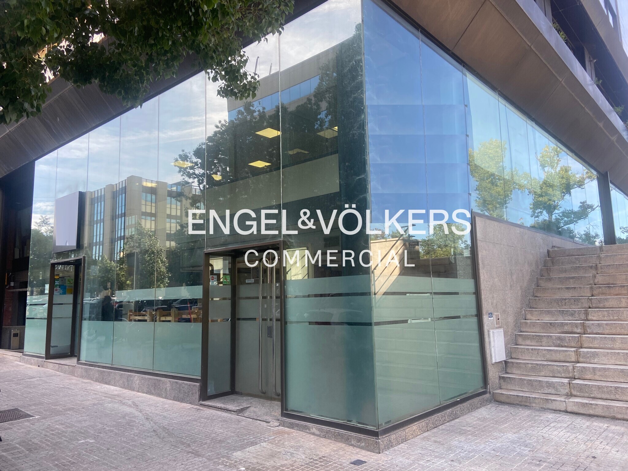 Local commercial dans Sant Just Desvern, Barcelona à louer Photo intérieure– Image 1 sur 17