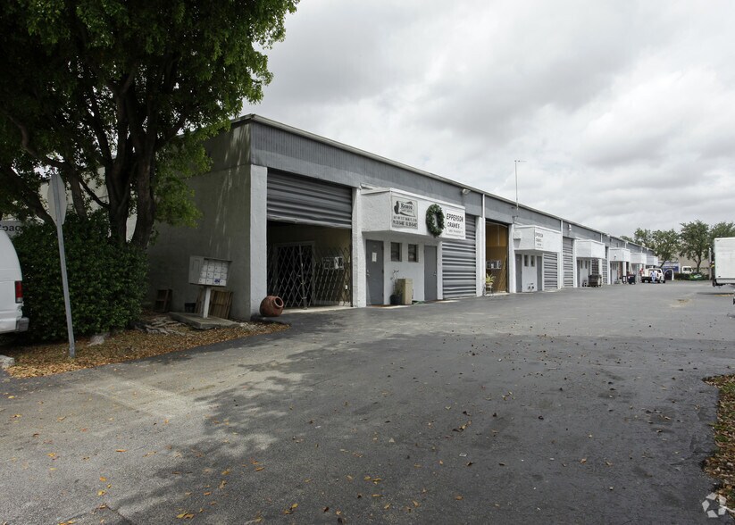 8451-8473 NW 70th St, Miami, FL à louer - Photo de l’immeuble – Image 3 sur 17