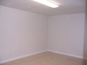 18546 Sherman Way, Reseda, CA à louer Photo intérieure– Image 2 sur 5