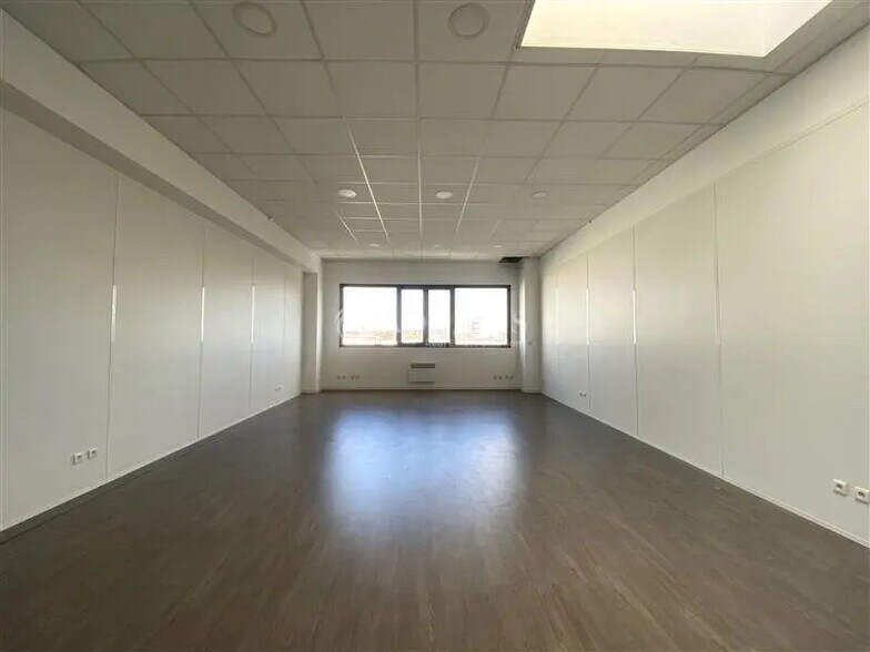 Bureau dans Villeneuve-la-Garenne à louer - Photo de l’immeuble – Image 3 sur 7