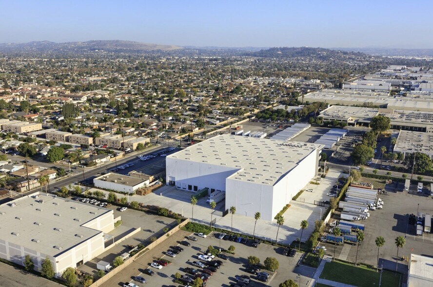 221 N Orange Ave, City of Industry, CA à louer - Photo de l’immeuble – Image 2 sur 4