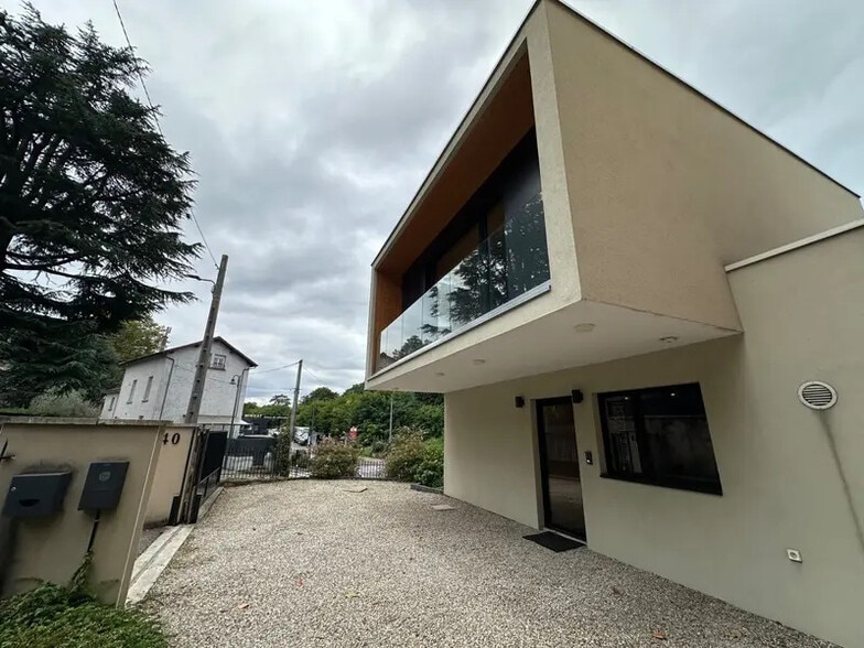 Local d'activités dans Tassin-la-Demi-Lune à vendre - Photo de l’immeuble – Image 2 sur 13