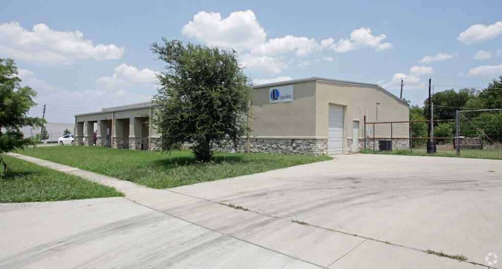 2605 Forum Dr, Grand Prairie, TX à vendre - Photo de l’immeuble – Image 3 sur 3
